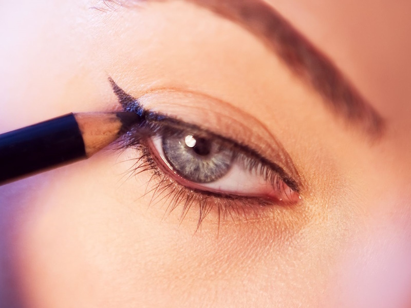 Make Up Eyeliner et Pose de Faux Cils Par Cléophey Larive